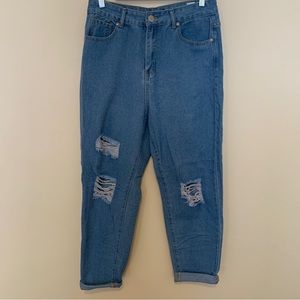 NWOT Boohoo Distressed Highwaist Boyfriend Jeans